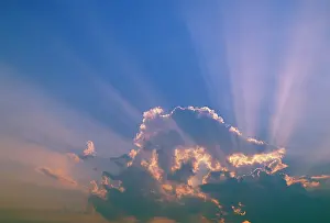 Streaming: Sun beams streaming through clouds