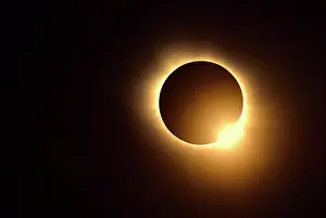 Minutes: The sun reappears 2 minutes after blackout