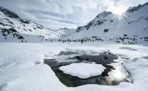 Shines: Sun shines over snow-covered mountain peaks, gorge