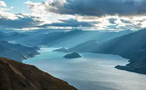 Wanaka: Sunbeams shining through cloudy sky, view of Lake