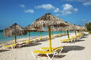 Playa: Sunbeds and thatched parasols at the Playa Ancon