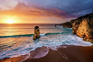 Praia: Sunrise on the beach Praia da Dona Ana, Lagos, Algarve