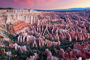 Label: Sunrise at Bryce Point lookout in the Bryce Canyon