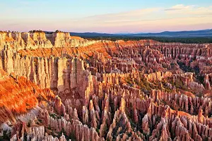Label: Sunrise at Bryce Point lookout in the Bryce Canyon