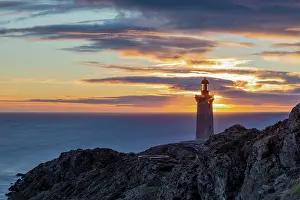 Lines: Sunrise on the Bsar lighthouse, Pyrsnses-Orienta