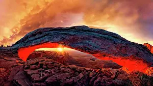 Canyonlands: Sunrise at the Mesa Arch arch, Canyonlands National