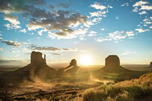 Mesas: Sunrise, mesas West Mitten Butte, East Mitten Butte