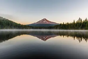 Hood: Sunrise, reflection of the volcano Mt. Hood in Lake