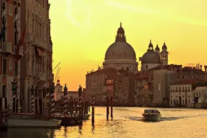 Canal: Sunrise sky colors near San Maria Del Giglio