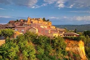 Vaucluse: Sunrise view over hilltop town of Roussillon