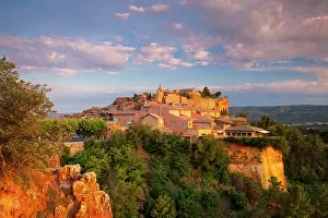 Vaucluse: Sunrise view over hilltop town of Roussillon