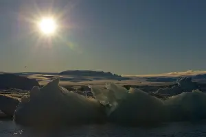 J Kulsarlon: Sunset at J?kulsarlon glacier lake with icebergs in the fore