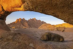 Granite: Sunset at the Spitzkoppe in Namibia, Bogenfelsen