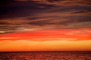 Kinabalu: Sunset over water