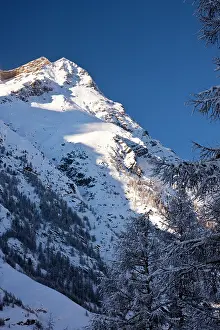 Schweiz: Swiss Alps above the village of Zermatt