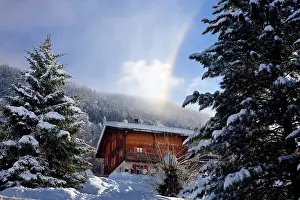 Schweiz: Swiss chalet in the mountains above Zermatt