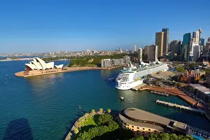 Ships: Sydney Opera House and a cruise ship, Sydney, New