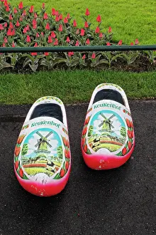 Lisse: Symbolic painted wooden shoe, Keukenhof