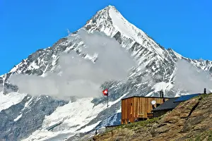 Pyramid: The T&, x4ce3;hh&, x34d25829;n front of the snow-covered