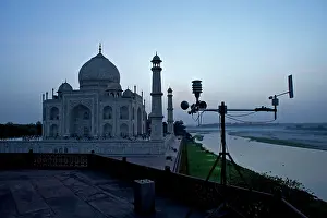 Monitoring: Taj Mahal with Air pollution monitoring equipment