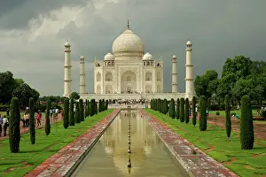 Mahal: Taj Mahal - classic view with stormy sky