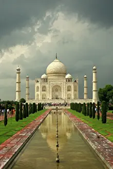 Mahal: Taj Mahal - classic view with stormy sky
