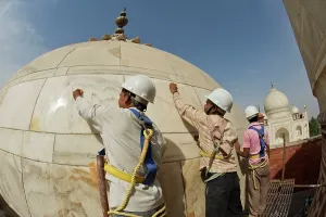 Mosque: Taj Mahal - marble cleaning on the mosque dome