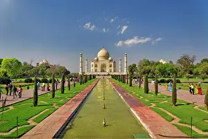 Vanishing: Taj Mahal mausoleum / Agra, India