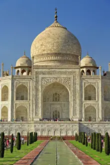 Vanishing: Taj Mahal mausoleum / Agra, India
