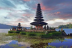 Hindu: Temple Pura Ulun Danu Bratan at sunrise in Lake