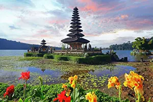 Hindu: Temple Pura Ulun Danu Bratan at sunrise in Lake