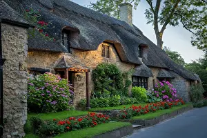 Cotswolds: Thatch roof cottage in Broad Campden, the Cotswolds