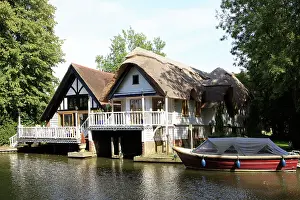 Thames: Thatched Roof Boathouse - with balcony