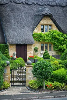 Cotswolds: Thatched roof cottage in Chipping-Campden, Gloucestershire