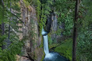 Basalt: Toketee Falls runs over basalt columns in the Umpqua