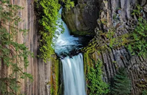 Basalt: Toketee Falls runs over basalt columns in the Umpqua