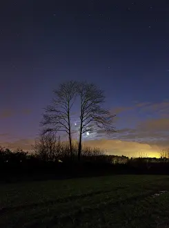 Venus: Tonight the moon adorned his Earthshine is held