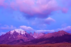 Encompassing: Torres del Paine - mountain scenery encompassing