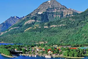 Waterton: Tour boat cruising Waterton Lake in Waterton