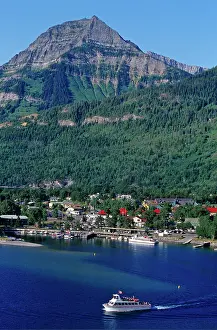 Ferry: Tour boat on Upper Waterton Lake in Waterton