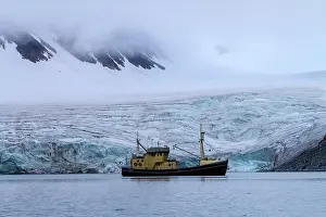 Krossfjord: Tourist Boat - in front of glacier