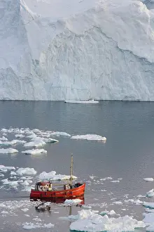 Theo: tourist boat in front of large icebergs