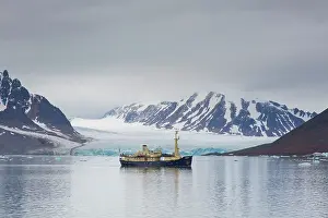 270321: Tourist boat near Manocobreen in Liefdefjord - Svalbard