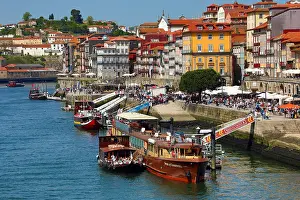Tours: Tourist boats on the River Douro in Porto, Portugal