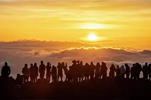 Audience: Touristen beobachten den Sonnenuntergang auf dem