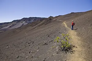 Dynamic: Touristin im Krater des Haleakala Vulkan, Maui