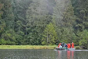 Glendale: Tourists on a boat looking for Bears