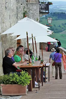 Cafe: Tourists at outdoor cafe, Monteriggioni
