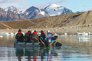 Tours: Tourists - on power boat