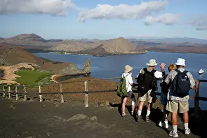 Bartolome: Tourists at viewpoint on Bartolome island